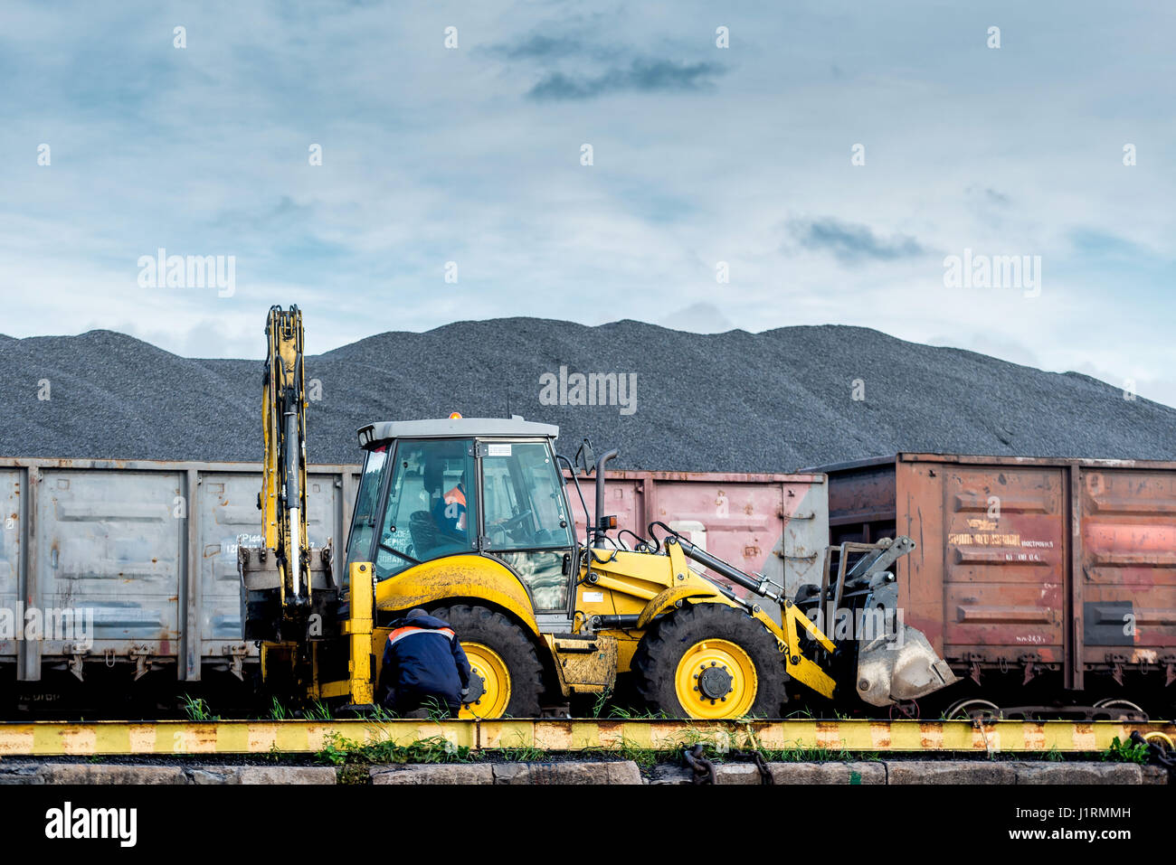 Kohle-Umschlag von Eisenbahnwaggons. Stockfoto