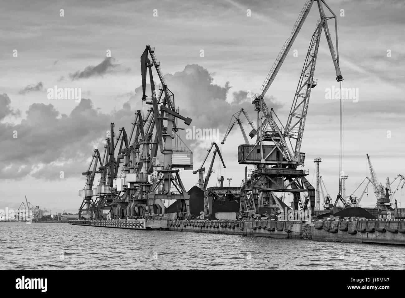 Armaturen-Reihe entlang der Küste Hafen. Stockfoto