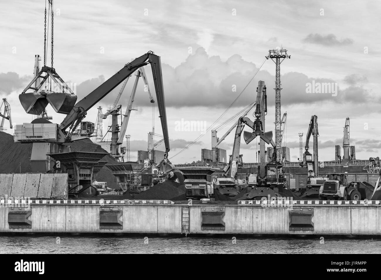 Armaturen-Reihe entlang der Küste Hafen. Stockfoto