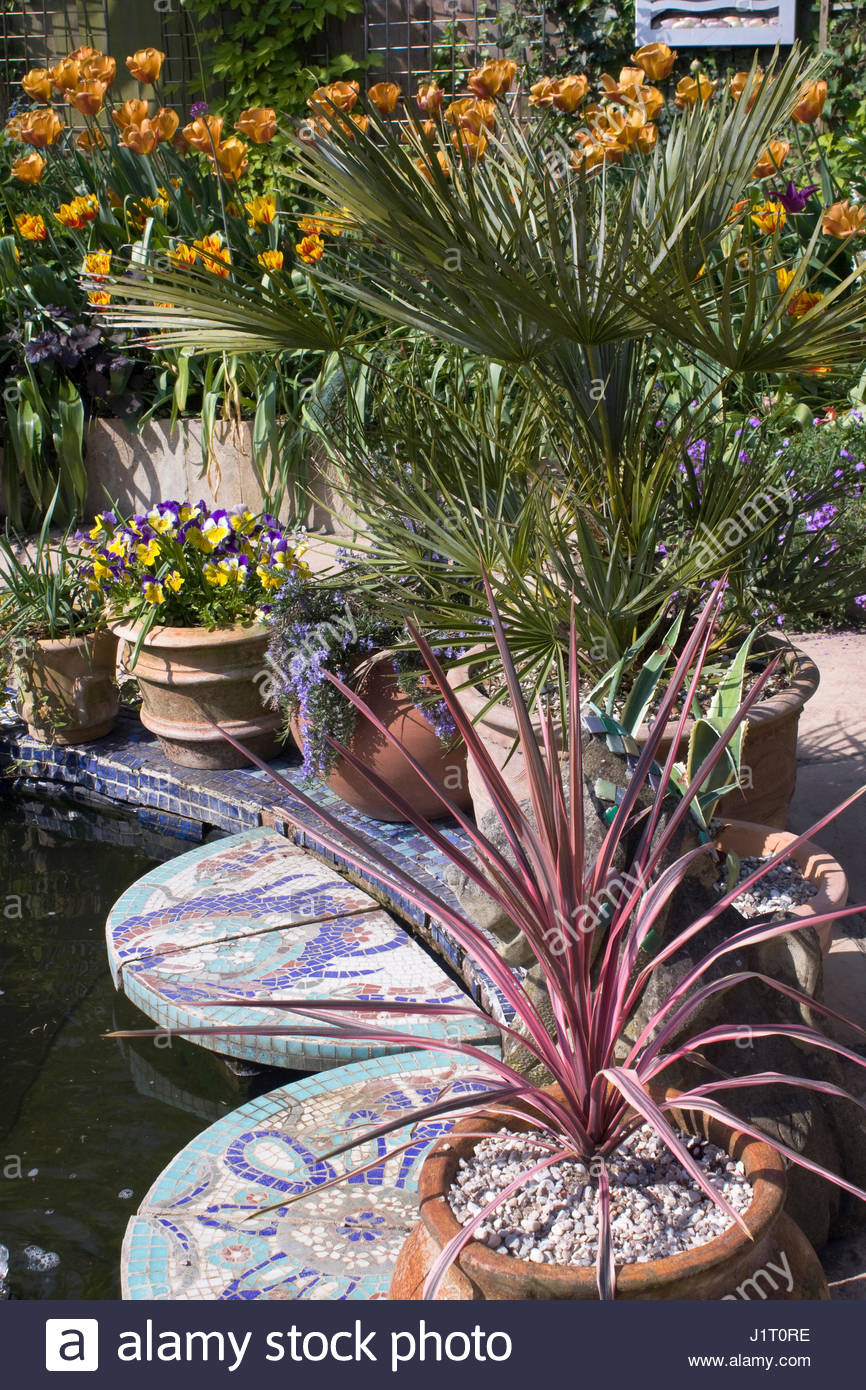 mediterraner stil garten, kleine mediterrane stil garten mit teich und mosaik fliesen, Design ideen