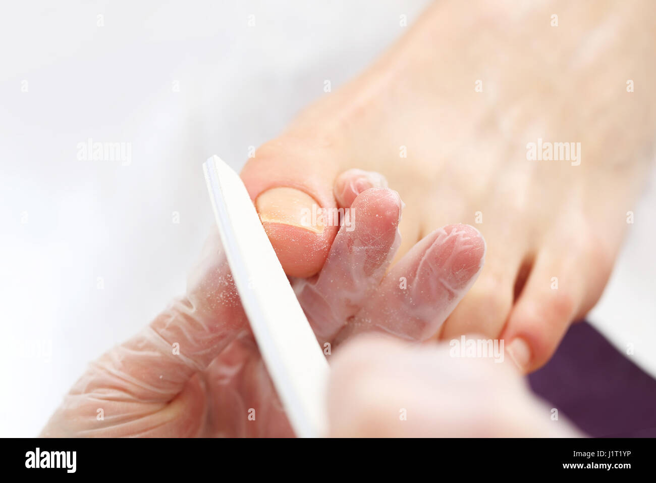 Fußpflege, Pediküre. Beauty-Salon, Pediküre. Nagelpflege, Fußpflege. Pediküre, schöne gesunde Nägel. Sägen Nägel, Frau mit einer Kosmetikerin. Frau in Stockfoto