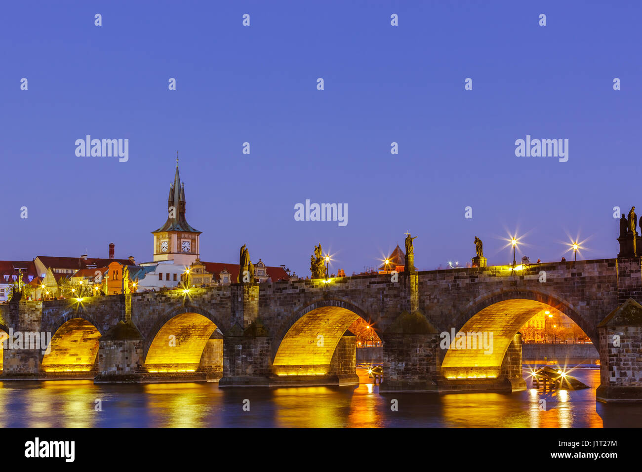 Die berühmte Karlsbrücke in Prag in der Tschechischen Republik bei Sonnenuntergang Stockfoto