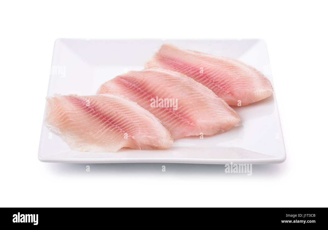 Teller mit frischen rohen Fischfilet isoliert auf weiss Stockfoto