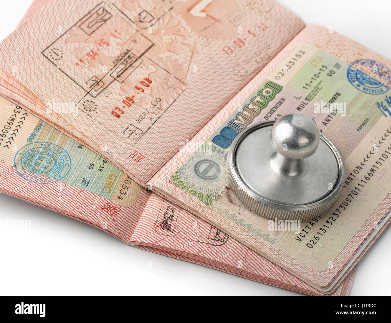 Nahaufnahme eines offenen Reisepass mit Visum Briefmarken Stockfoto