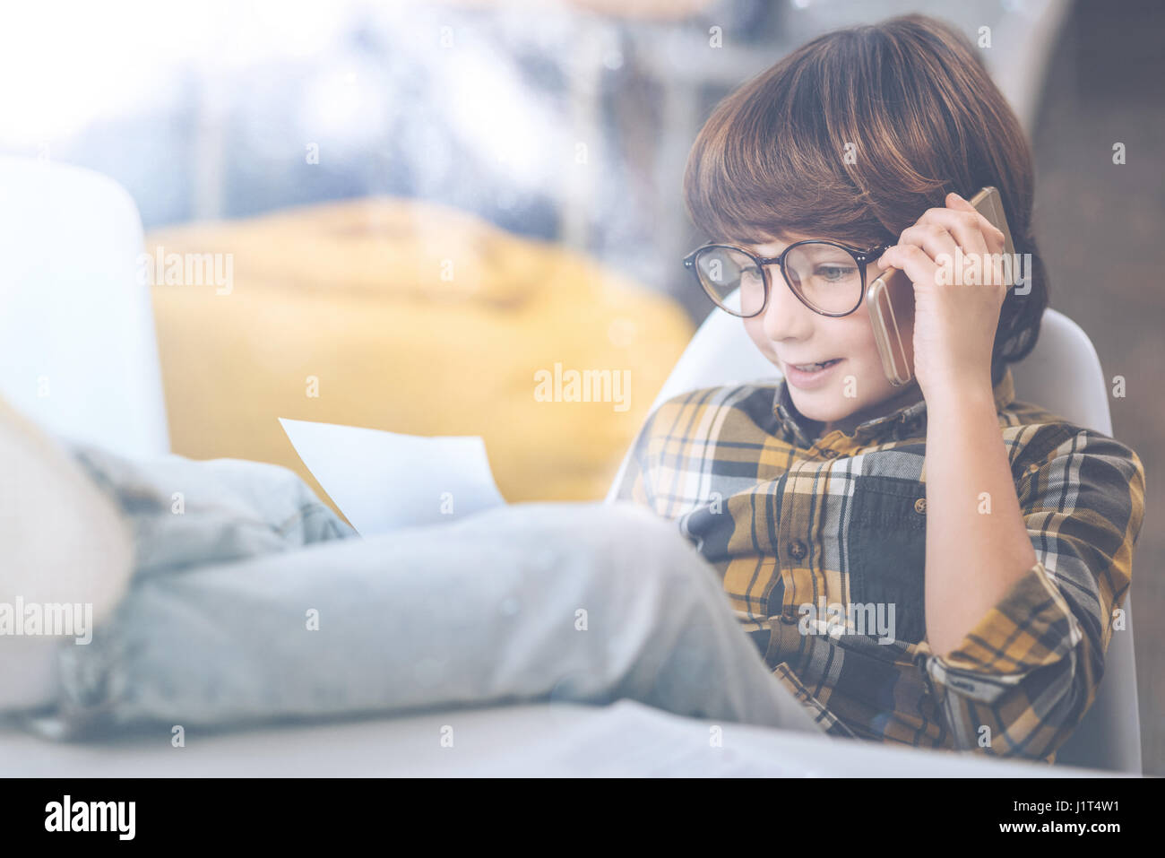 Glückliche kleine Junge Klasse mit Papa am Telefon besprechen Stockfoto