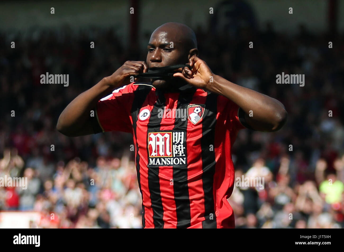 AFC Bournemouth Benik Afobe küsst eine schwarze Armbinde in Erinnerung an Ugo Ehiogu, wie er feiert Tor seiner Mannschaft zweite des Spiels während der Premier-League-Spiel im Stadion Vitalität, Bournemouth. Stockfoto
