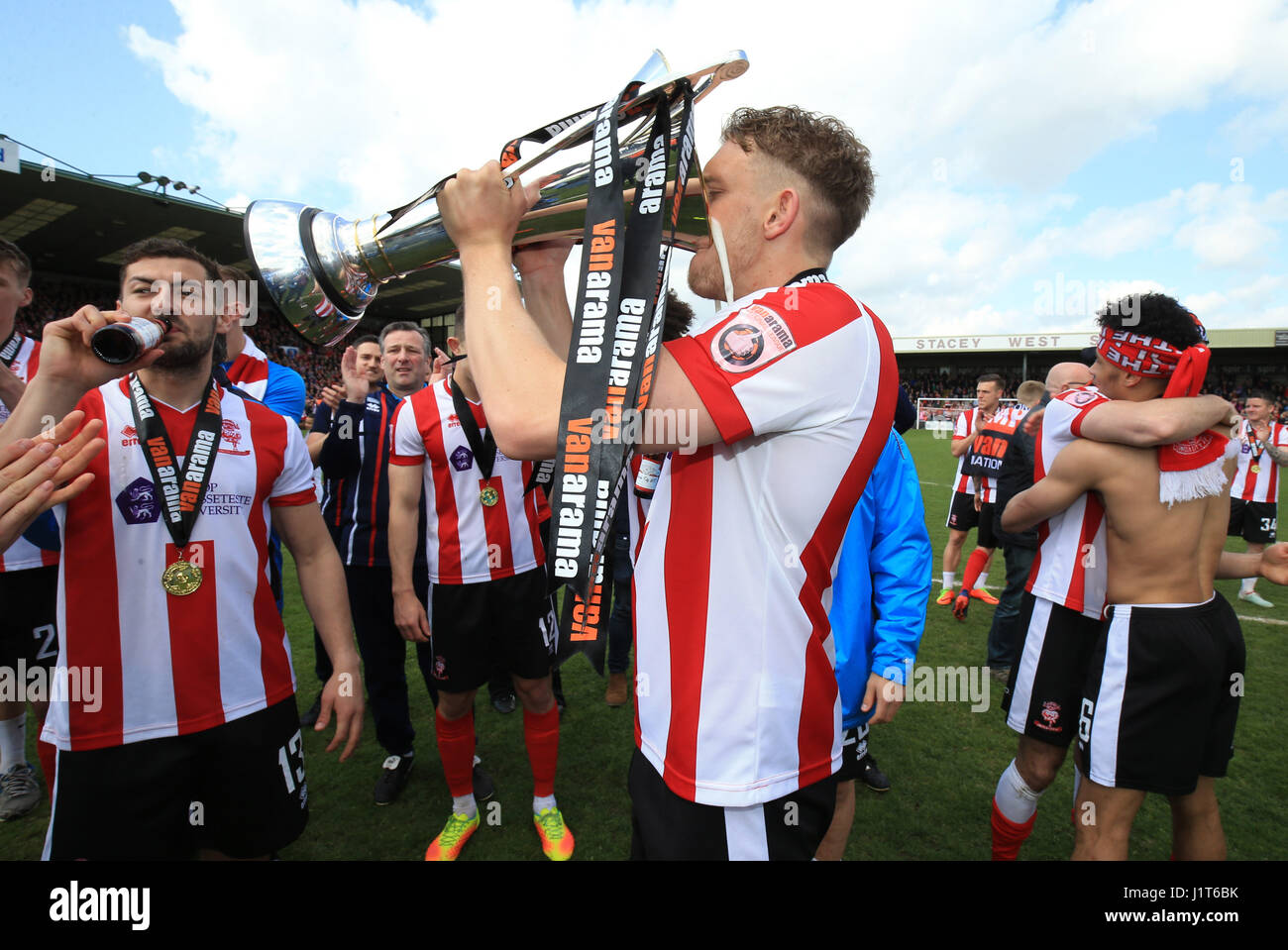 Lincoln City Callum Howe feiert nach der Vanarama National League match bei Sincil Bank, Lincoln. Stockfoto