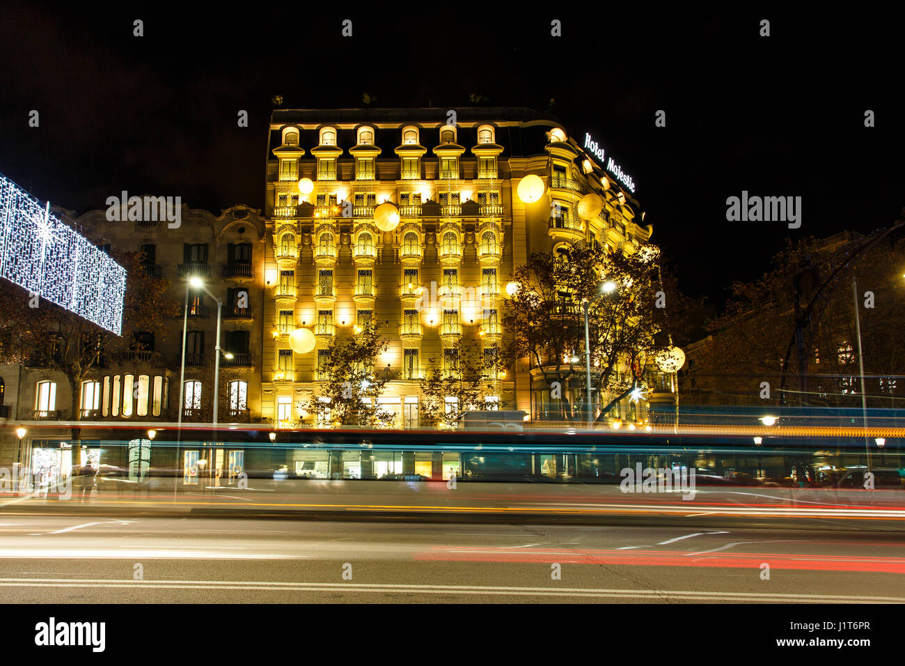 Barcelona, Spanien - 3. Januar 2017: Nachtverkehr auf der Passeig de Gracia Straße im Hintergrund des Hotel Majestic Stockfoto