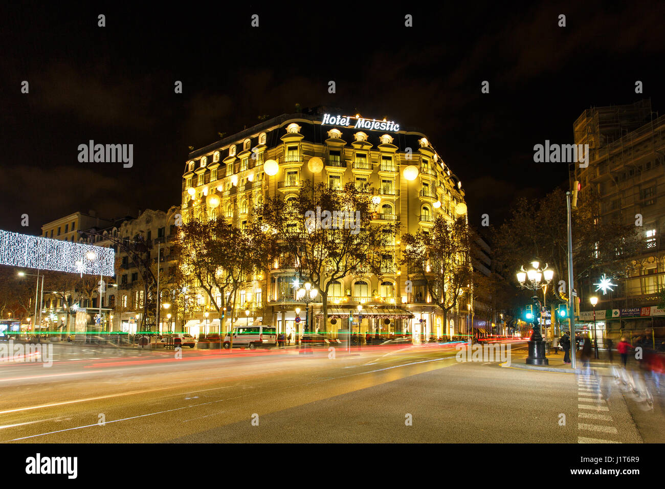 Barcelona, Spanien - 3. Januar 2017: Nachtverkehr auf der Passeig de Gracia Straße im Hintergrund des Hotel Majestic Stockfoto