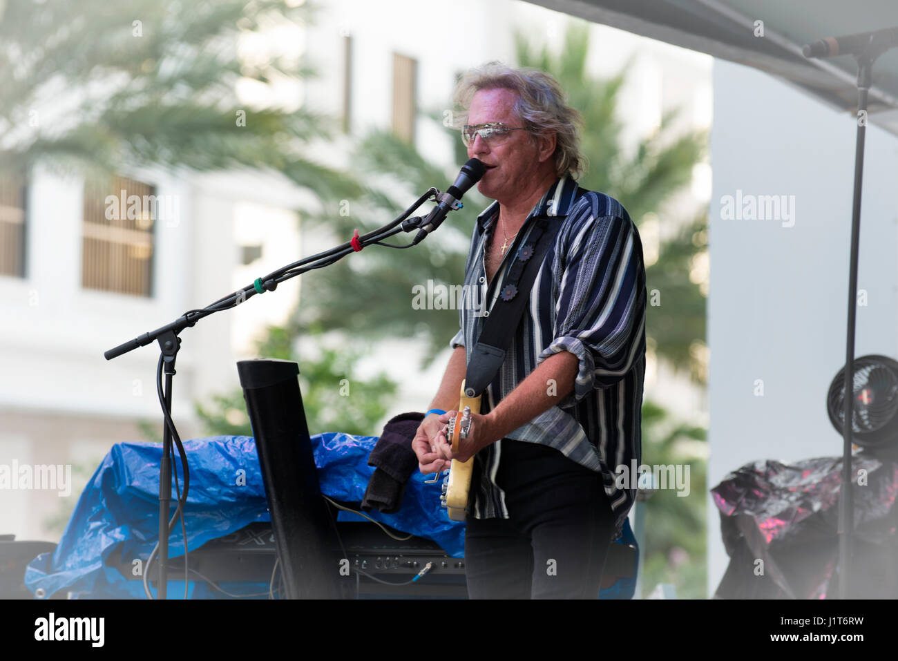 Musiker spielen auf den Straßen der Innenstadt von klarem Wasser Strand Florida-event Stockfoto