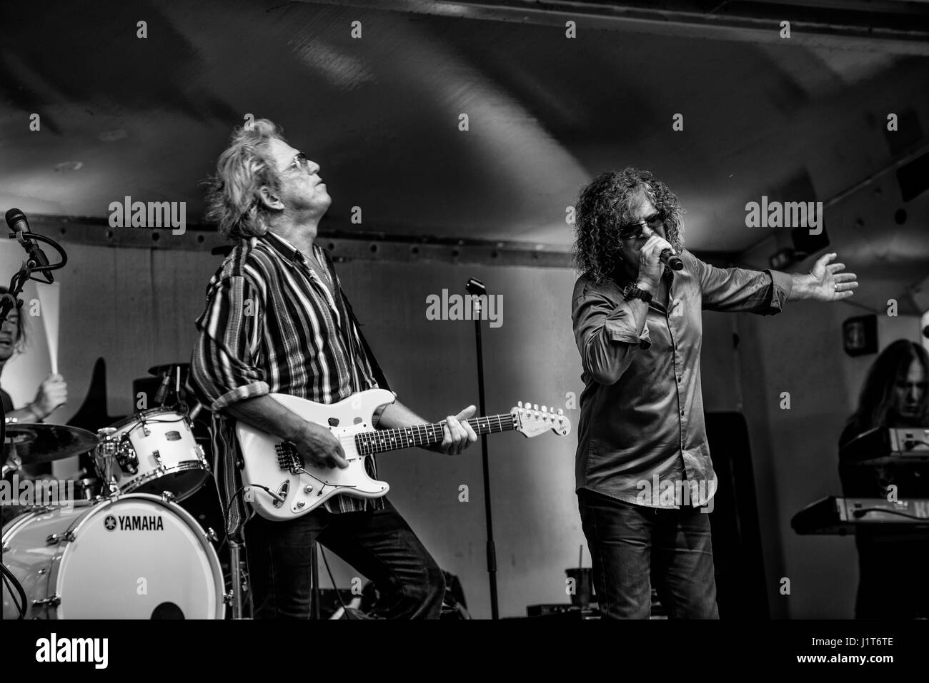 Musiker spielen auf den Straßen der Innenstadt von klarem Wasser Strand Florida Veranstaltung in schwarz & weiß Stockfoto
