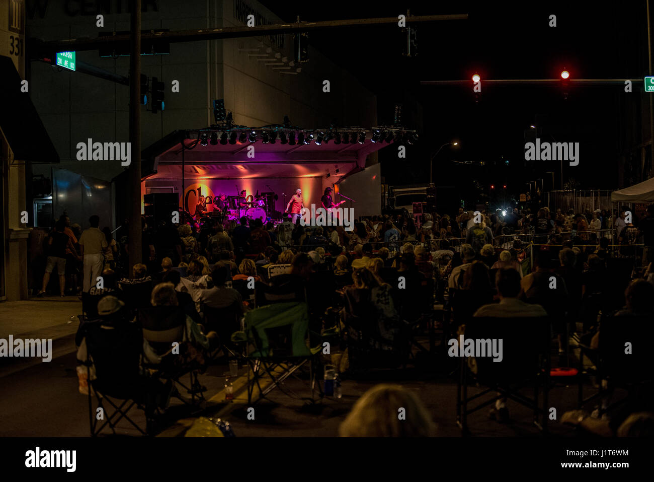 Night-Konzert in den Straßen Hunderte von Menschen Stockfoto