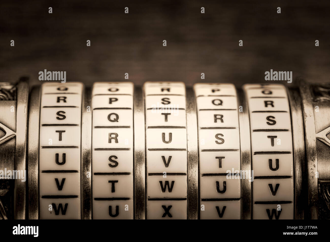 Vertrauen Wort als Passwort Kombination Puzzle Box mit Ringe aus Platin getönten Buchstaben, schwarz / weiß Bild Stockfoto