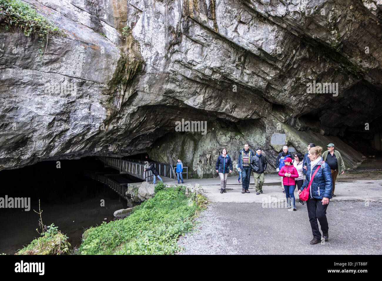 Der Fluss Lesse und Besucher der Trou de Han / Grotten von Han-Sur-Lesse / Grottes de Han, belgische Ardennen, Belgien Stockfoto