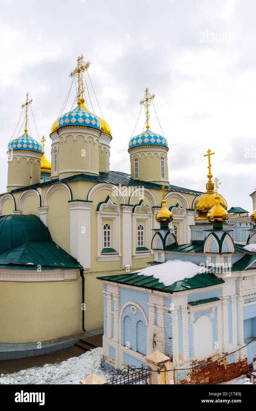 Kazan, Russland. Nikolaya Chudotvortsa Dom Nizskogo und Kirche der Fürbitte der Heiligen Jungfrau Stockfoto