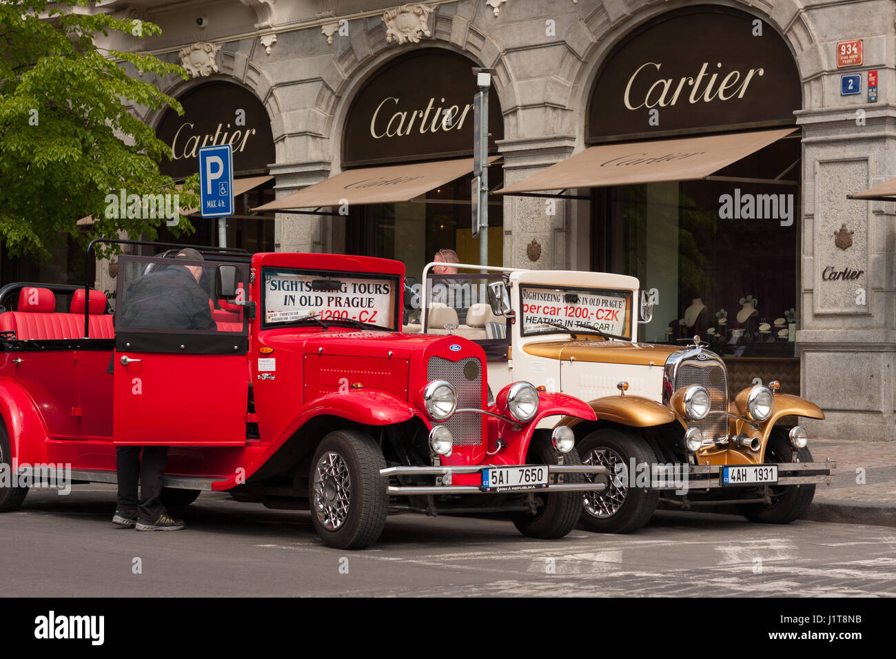 Prag, Tschechische Republik - 21. April 2017: zwei Ford Oldtimer geparkt vor einem Cartier-Geschäft in der Straße Parizska Angebot Sightseeing-Touren fo Stockfoto