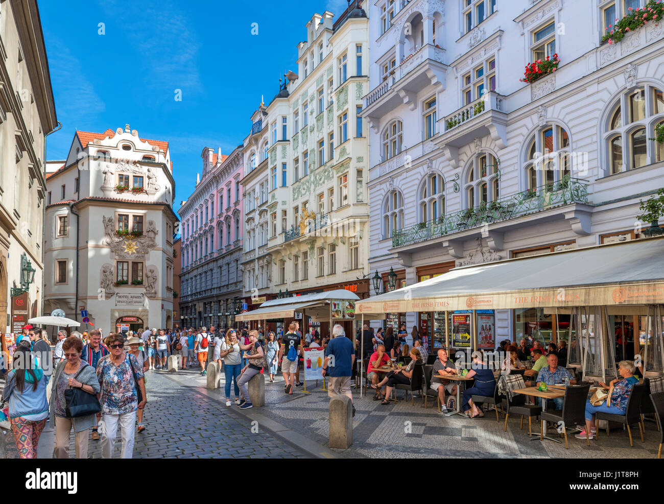 Café und Geschäfte in Karlova, Staré Město, Prag, Tschechische Republik Stockfoto