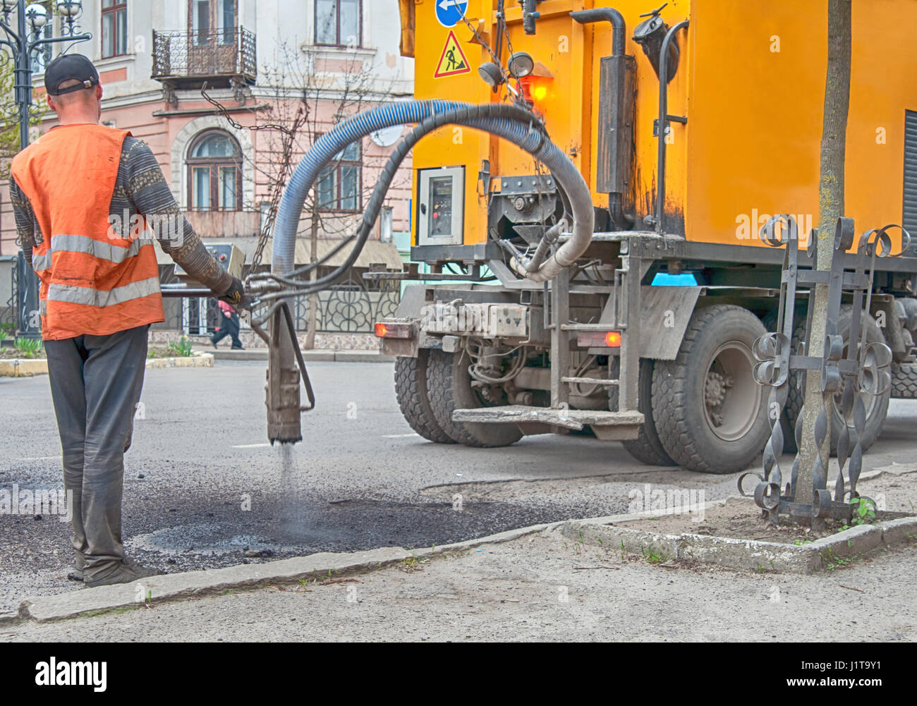 Bauarbeiter bei Straßenarbeiten tragen Overalls Asphaltierung Stockfoto