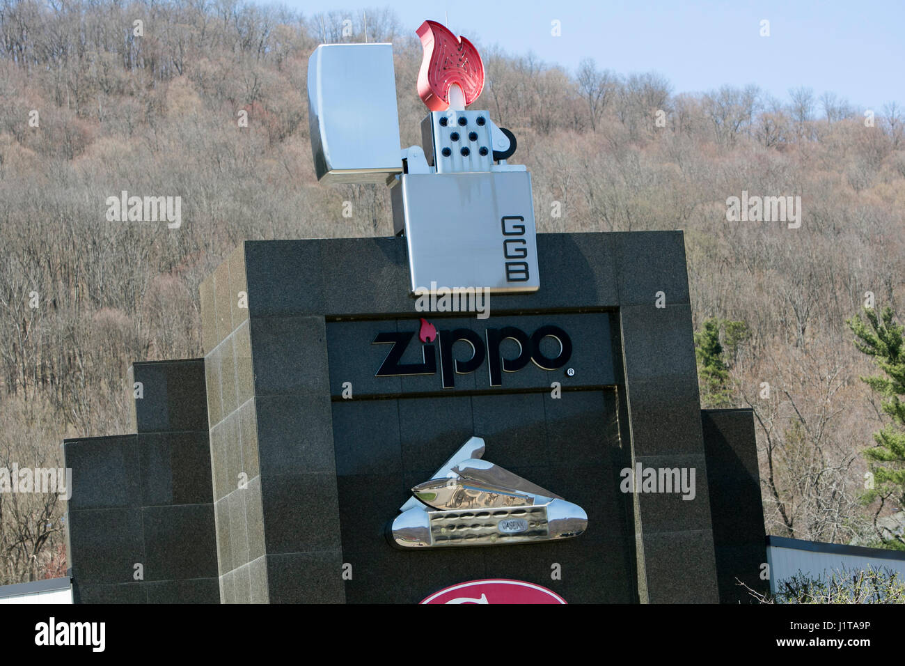 Ein Logo-Zeichen außerhalb der Zippo/Case-Besucherzentrum der Zippo Manufacturing Company, Hersteller von Zippo Feuerzeuge in Bradford, Pennsylvania am April Stockfoto