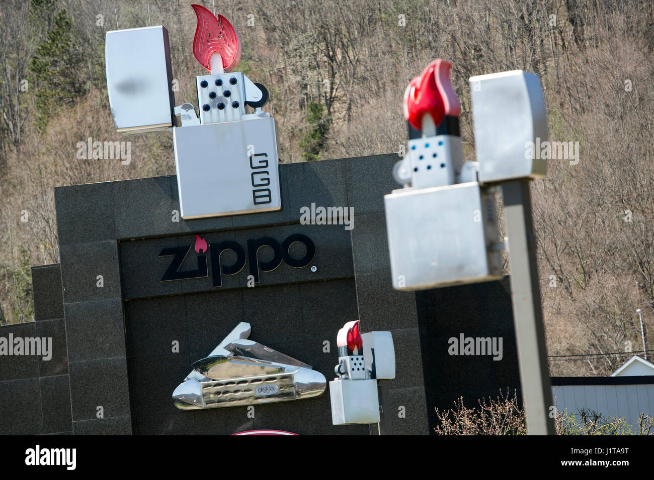 Ein Logo-Zeichen außerhalb der Zippo/Case-Besucherzentrum der Zippo Manufacturing Company, Hersteller von Zippo Feuerzeuge in Bradford, Pennsylvania am April Stockfoto