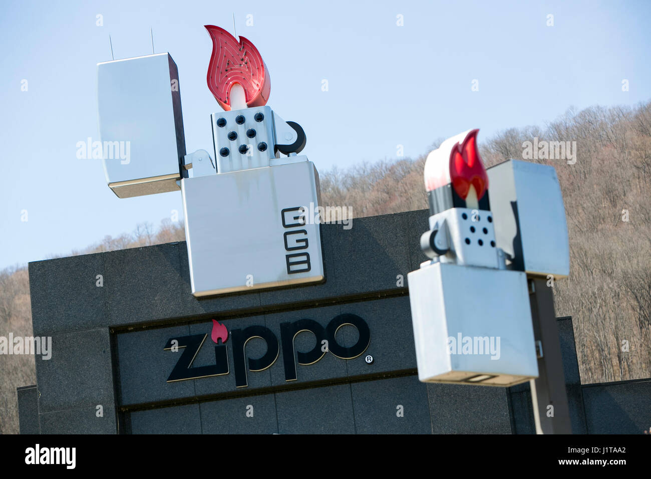 Ein Logo-Zeichen außerhalb der Zippo/Case-Besucherzentrum der Zippo Manufacturing Company, Hersteller von Zippo Feuerzeuge in Bradford, Pennsylvania am April Stockfoto