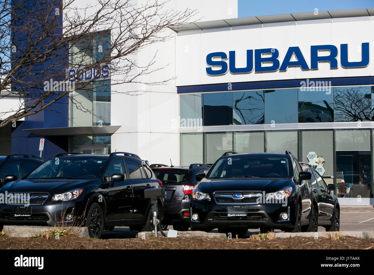 Ein Logo Zeichen außerhalb ein Subaru-Autohaus in Oakville, ON, Kanada am 14. April 2017. Stockfoto