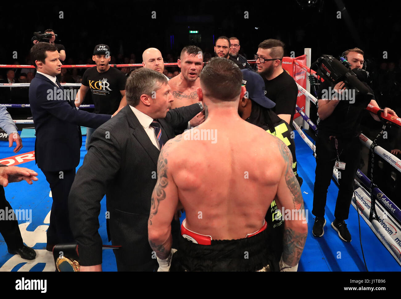 Martin Murray und Gabriel Rosado nach ihren WBA Inter-Continental Titel im Mittelgewicht in Liverpool Echo Arena. Stockfoto