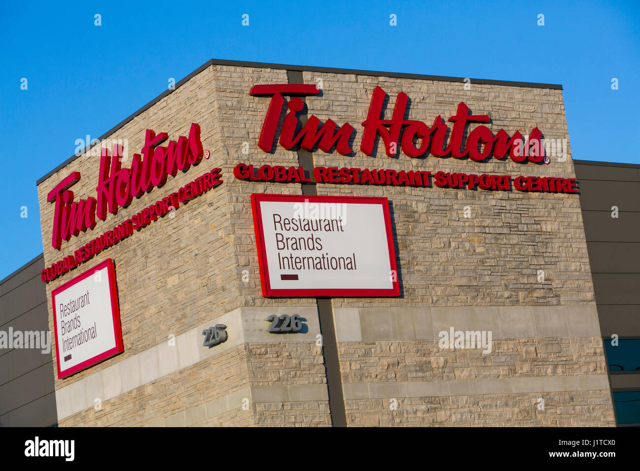 Ein Logo-Zeichen außerhalb der Hauptsitz des Restaurant Brands International, die Muttergesellschaft von Tim Hortons und Burger King in Oakville, ON, Kanada Stockfoto