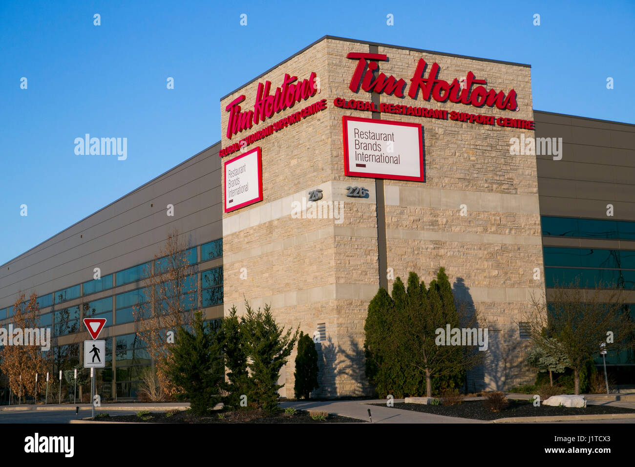 Ein Logo-Zeichen außerhalb der Hauptsitz des Restaurant Brands International, die Muttergesellschaft von Tim Hortons und Burger King in Oakville, ON, Kanada Stockfoto