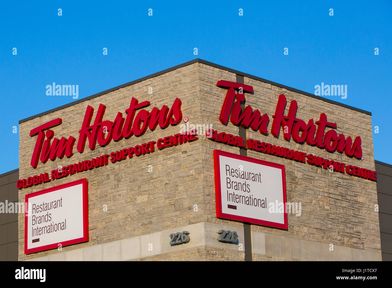 Ein Logo-Zeichen außerhalb der Hauptsitz des Restaurant Brands International, die Muttergesellschaft von Tim Hortons und Burger King in Oakville, ON, Kanada Stockfoto