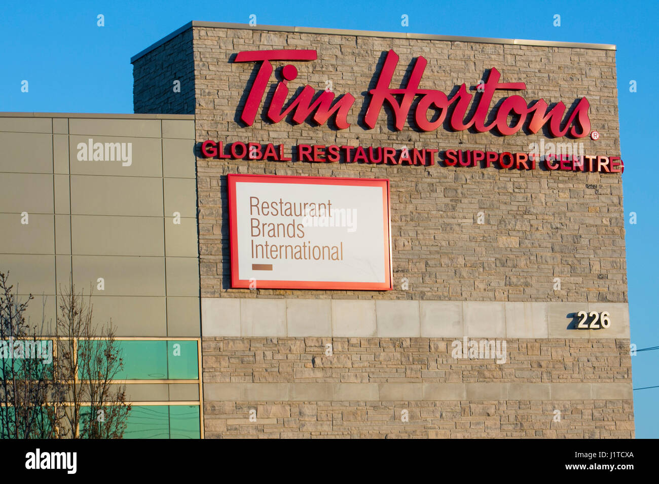 Ein Logo-Zeichen außerhalb der Hauptsitz des Restaurant Brands International, die Muttergesellschaft von Tim Hortons und Burger King in Oakville, ON, Kanada Stockfoto