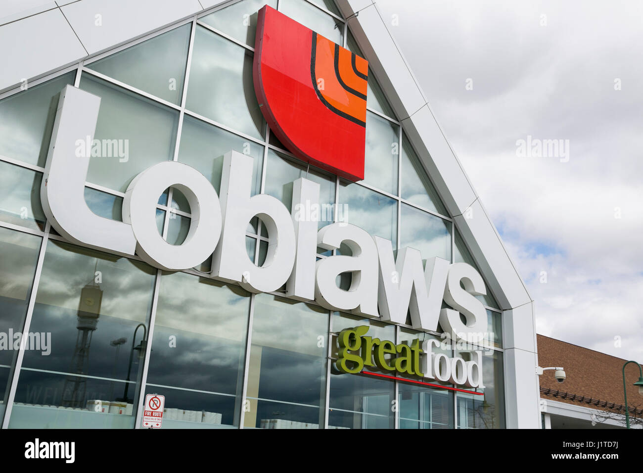 Ein Logo Zeichen außerhalb Loblaws Supermarkt Ladengeschäft in Mississauga, Ontario, Kanada, am 16. April 2017. Stockfoto