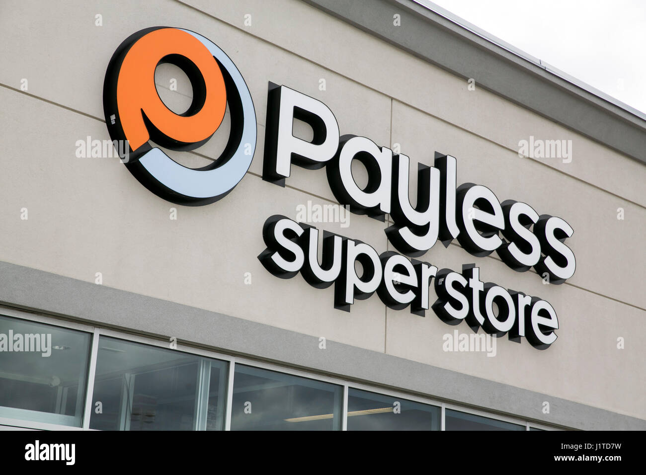 Ein Logo Zeichen außerhalb von Payless ShoeSource Ladengeschäft in Mississauga, Ontario, Kanada, am 16. April 2017. Stockfoto