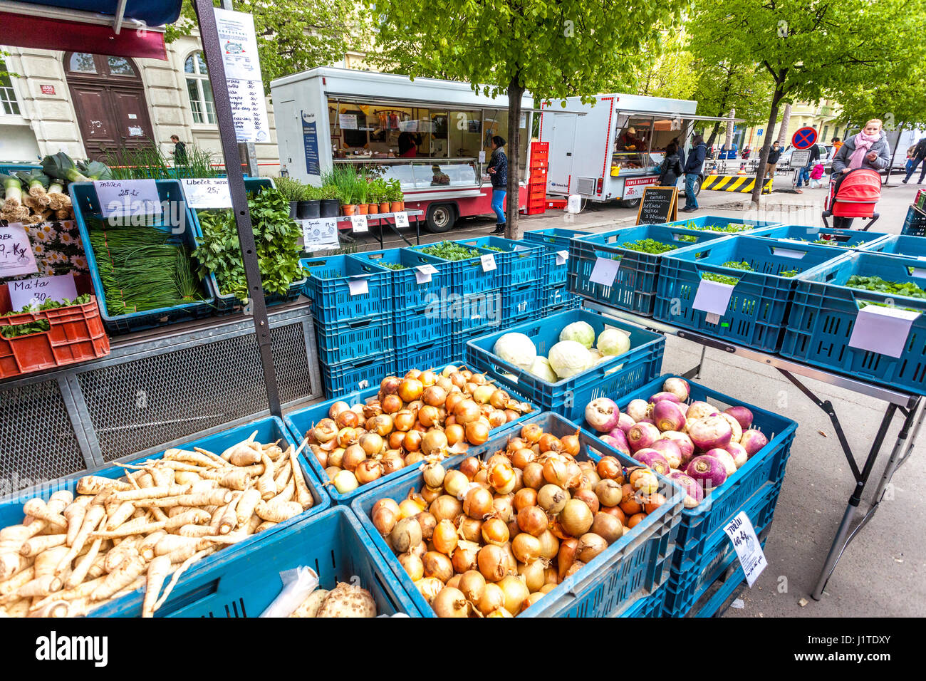 Bauernmarkt mit landwirtschaftlichen Produkten auf dem Jiriho z Podebrad Platz, Vinohrady Prag, Tschechien, Europa Stockfoto