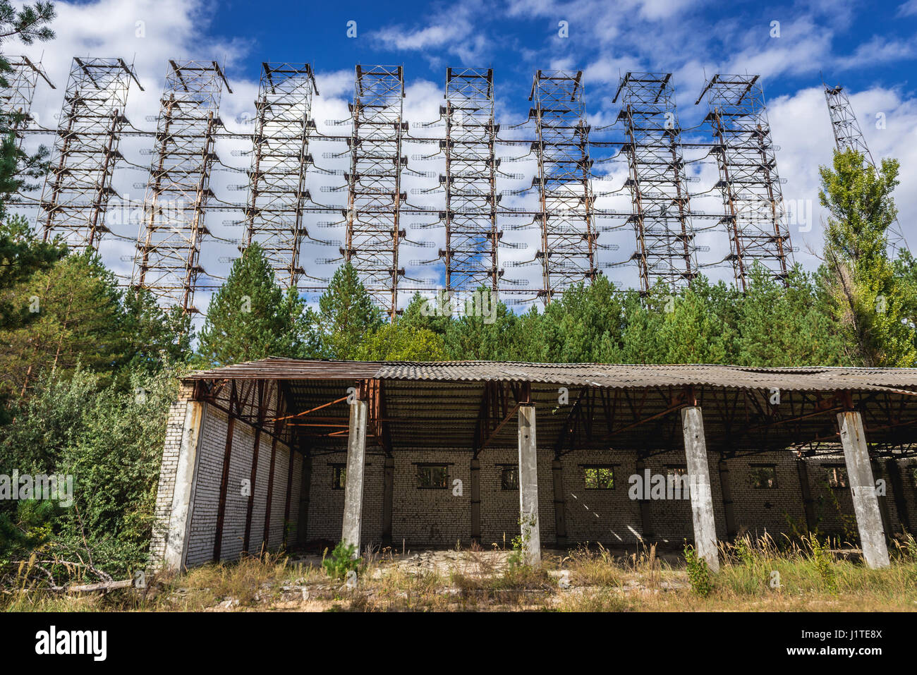 Blick auf sowjetischen Radarsystem namens Duga nahe der Cherobyl Stadt in Chernobyl Nuclear Power Plant Zone der Entfremdung in der Ukraine Stockfoto