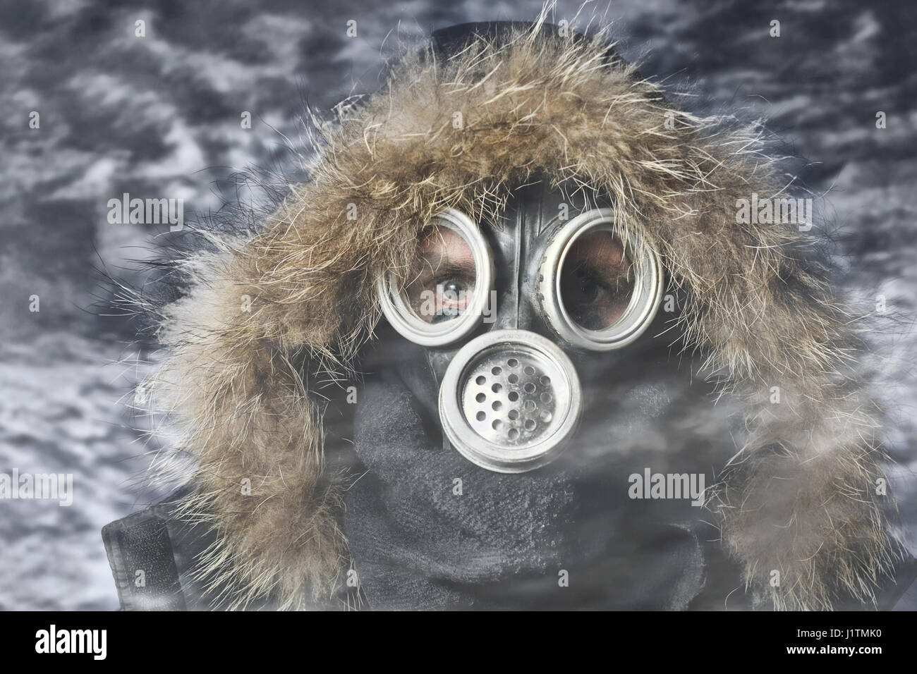 Mann im Beatmungsgerät Oudoor nuklearen Stockfoto
