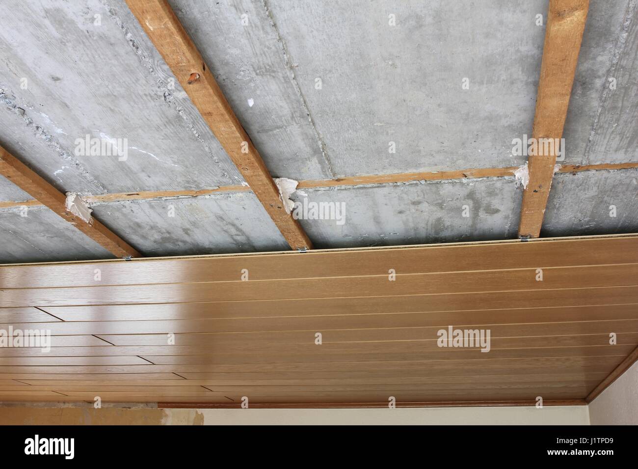 Montage / Demontage der Deckenplatten Stockfoto