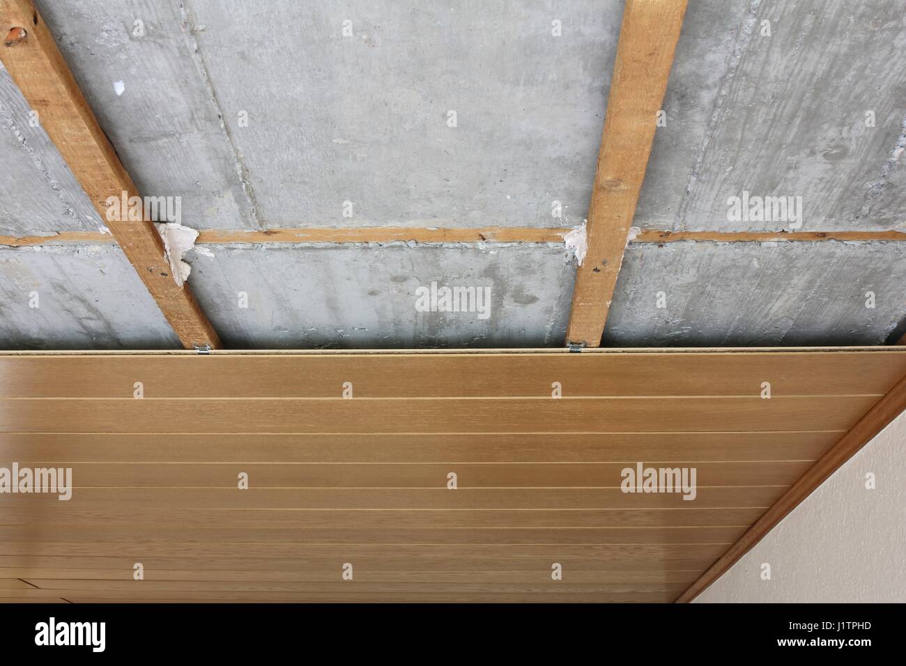 Montage / Demontage der Deckenplatten Stockfoto