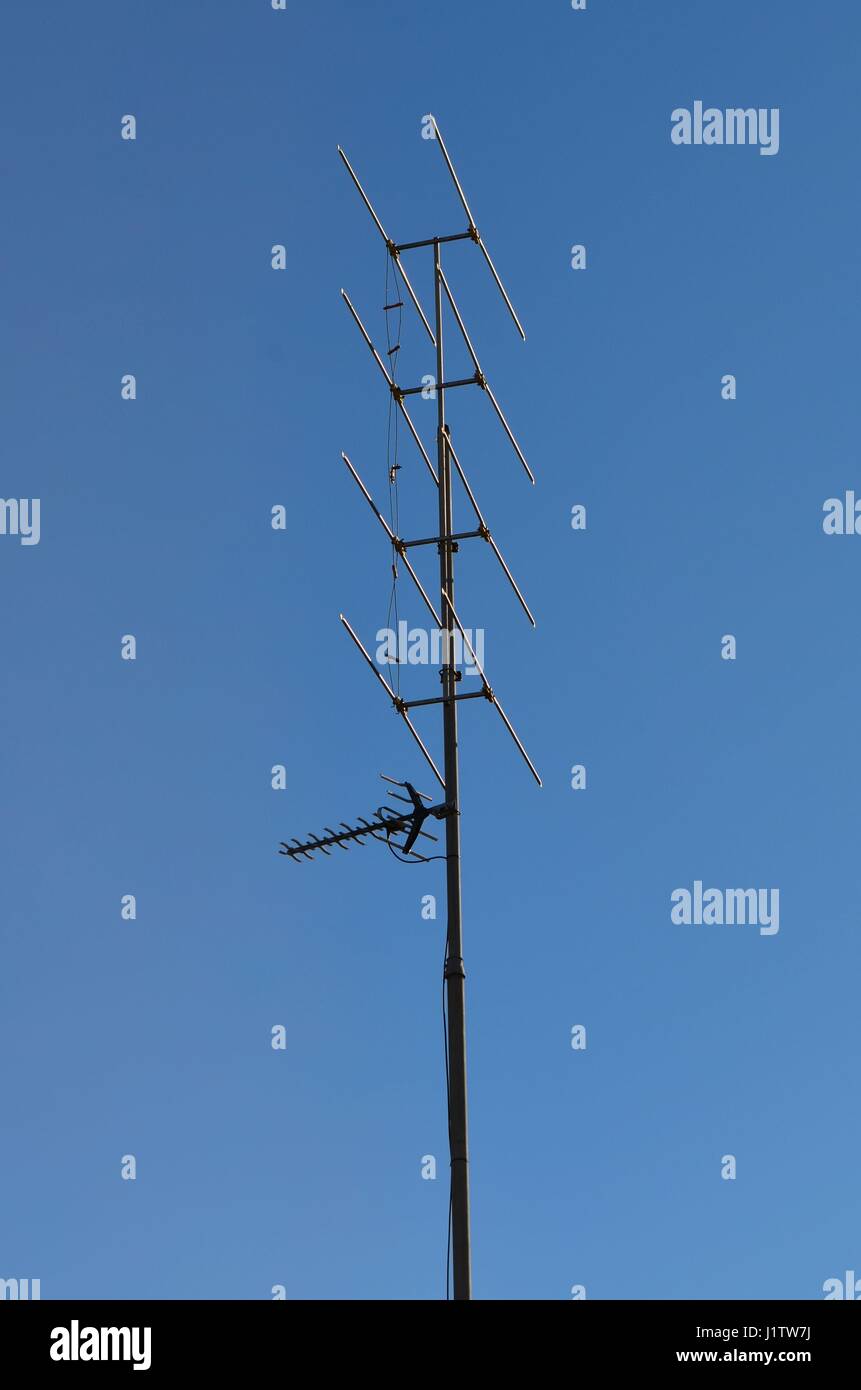 Lineare Metall TV-Antenne nebeneinander gegen große, klare blaue Himmel Stockfoto