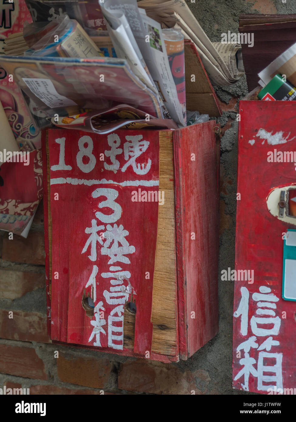 Taipeh, Taiwan - 4. Oktober 2016: Roten Briefkasten mit chinesischen Titeln Stockfoto
