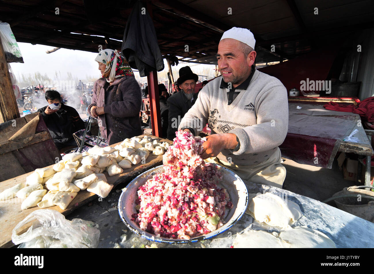 Ein Uyghur Mann Vorbereitung Samsa in einem kleinen Teehaus in tierischen Sonntagsmarkt von Kashgar. Stockfoto