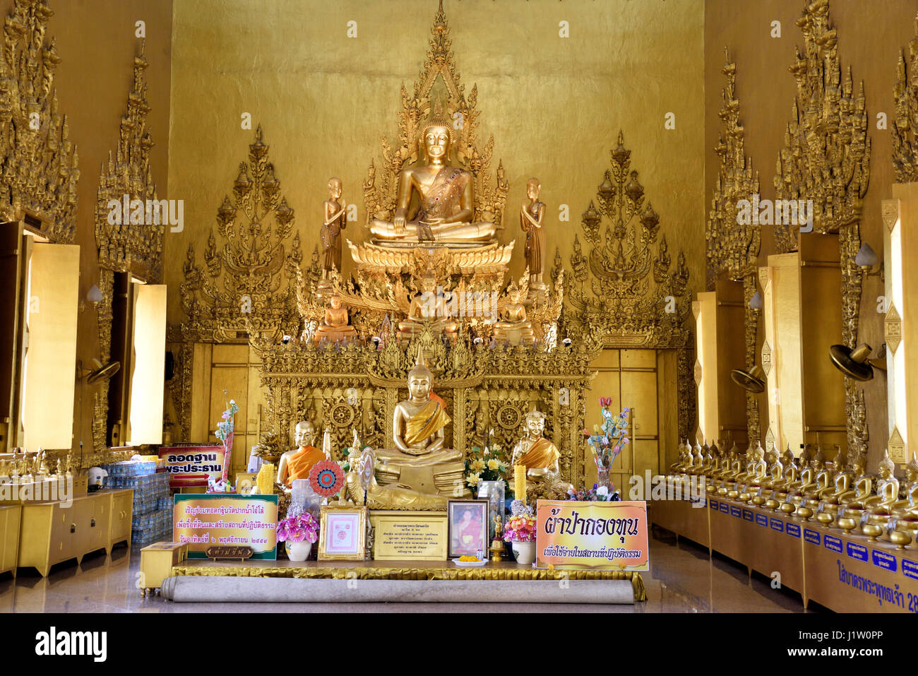 Buddha-Statuen in der main Hall des Wat Paknam Jolo (Golden Temple) in Bang Khla in der Chachaoengsao Provinz in Zentral-Thailand Stockfoto