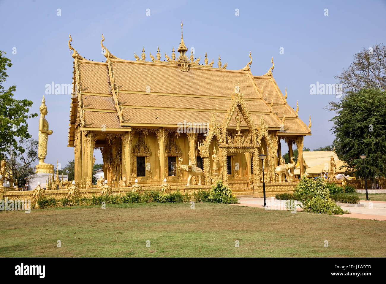 Die wichtigsten Halle des Wat Paknam Jolo (Golden Temple) in Bang Khla in der Chachaoengsao Provinz in Zentral-Thailand Stockfoto