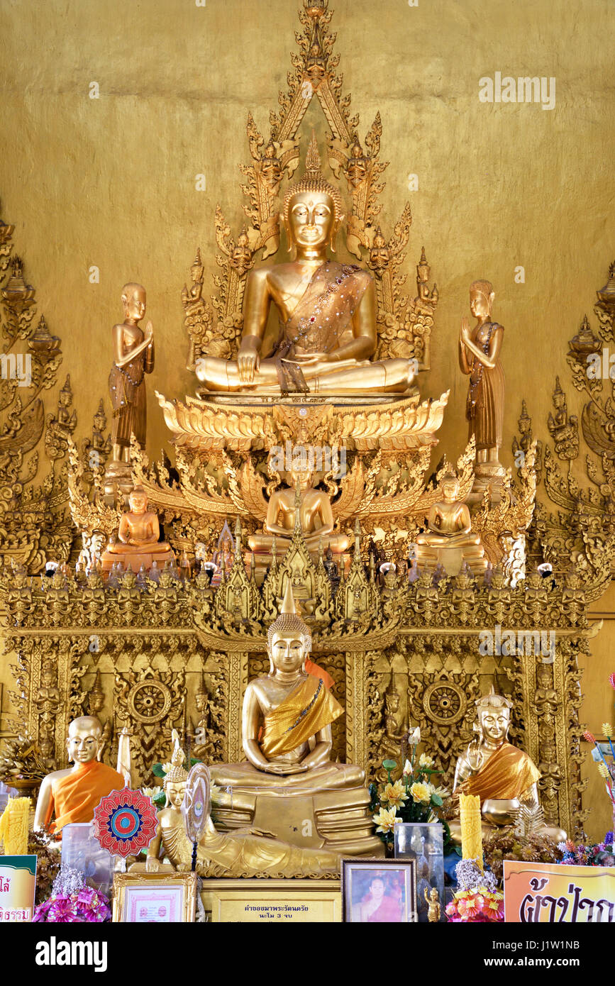 Buddha-Statuen in der main Hall des Wat Paknam Jolo (Golden Temple) in Bang Khla in der Chachaoengsao Provinz in Zentral-Thailand Stockfoto