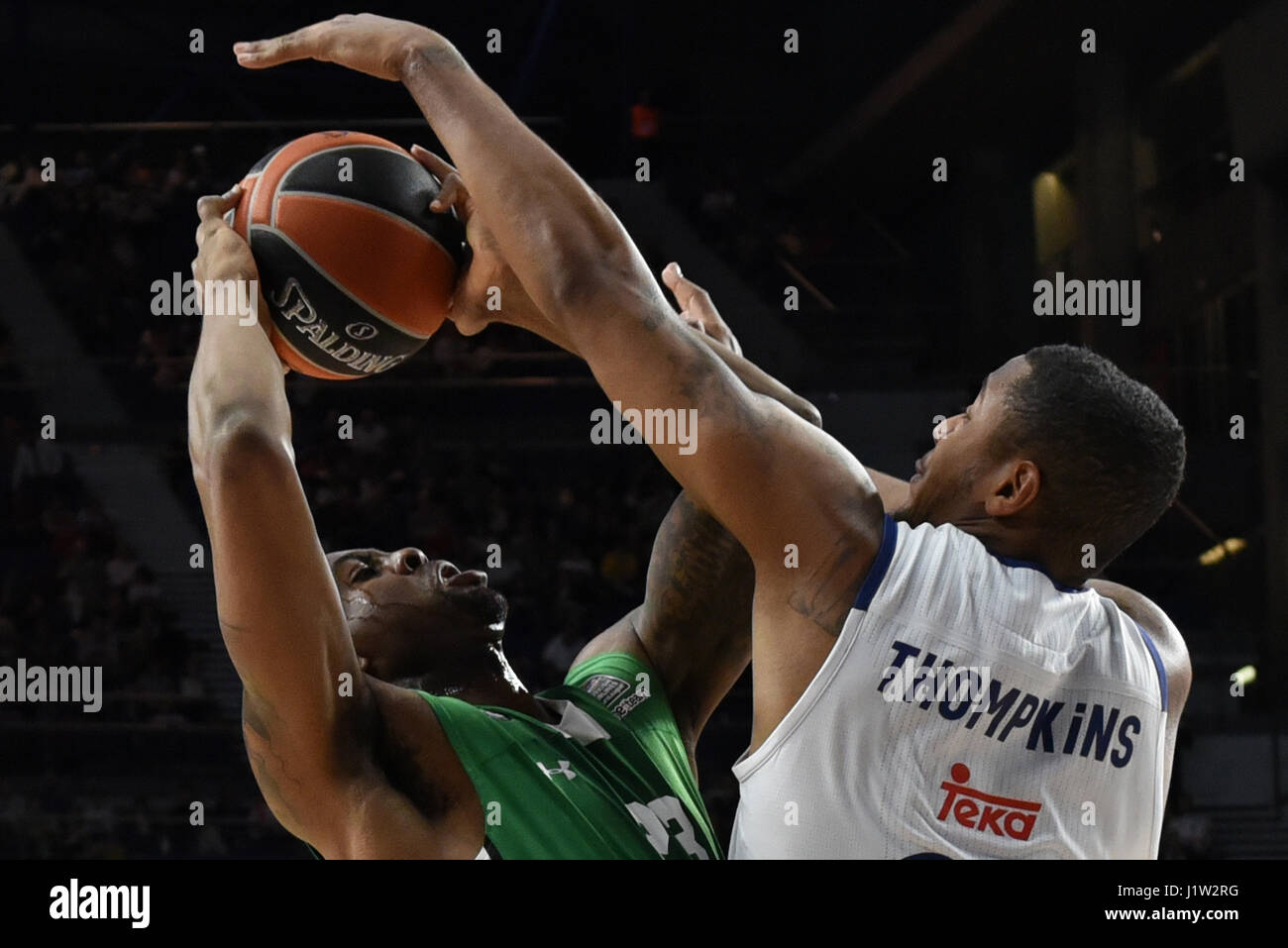 Trey Thompkins rechts (), #33 von Real Madrid in Aktion mit James Anderson, #23 Darussafaka Dogus während der Euroleague Basketball zweite Viertelfinal-Match zwischen Real Madrid und Darussafaka Dogus im WiZink Center in Madrid. (Foto von: Jorge Sanz/Pacific Press) Stockfoto