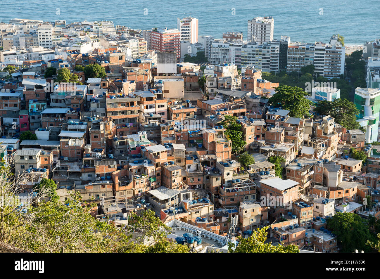 Panoramablick über die Hügel Favela Gemeinde Cantagalo mit Blick auf die Nachbarschaft von Ipanema in Rio De Janeiro, Brasilien Stockfoto