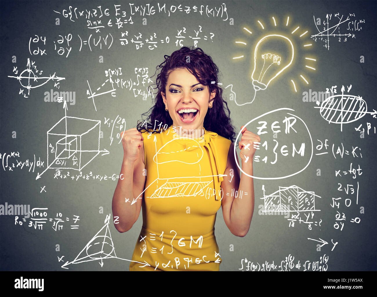 intelligente aufgeregt Studentin mit glänzende Idee Glühbirne und High School Mathematik und Naturwissenschaften Formeln auf Tafel Hintergrund Stockfoto