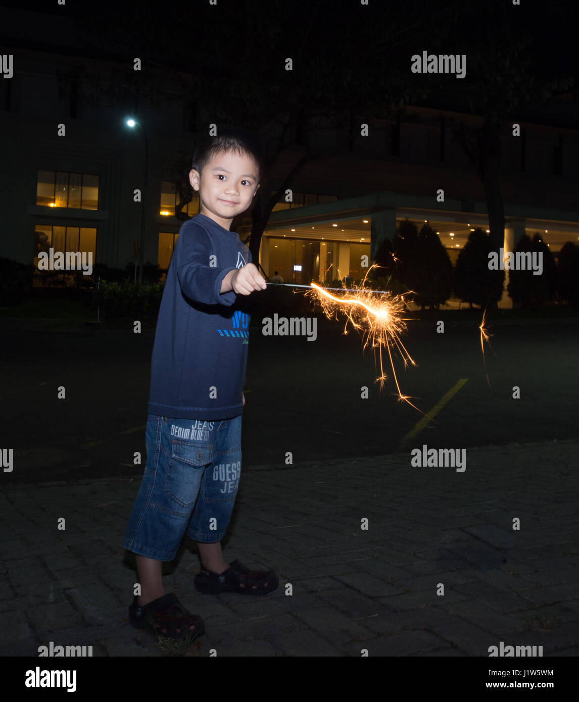 Jungen spielen Feuerwerk Stockfoto