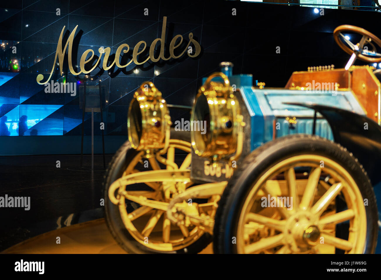 In der zentralen Halle der Ausstellung im Mercedes-Benz museum Stockfoto