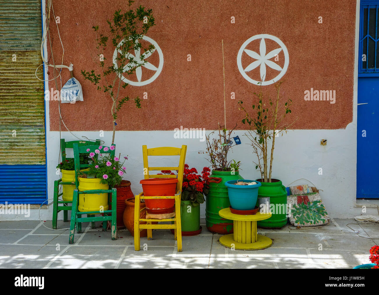 Stühle und Pflanzen in ruhiger bunte Ecke Telendos, Kalymnos, Griechenland Stockfoto